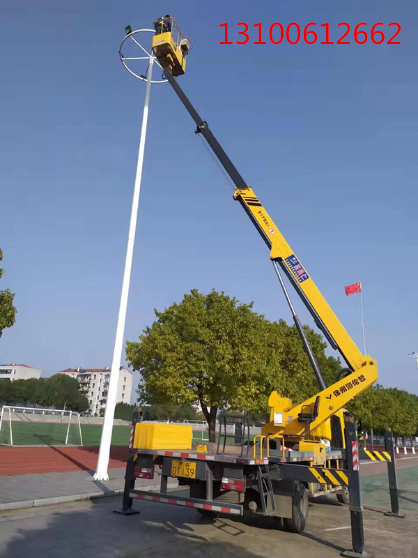 輕型伸縮臂高空車(chē)更換照明路燈施工現(xiàn)場(chǎng)，效率高
